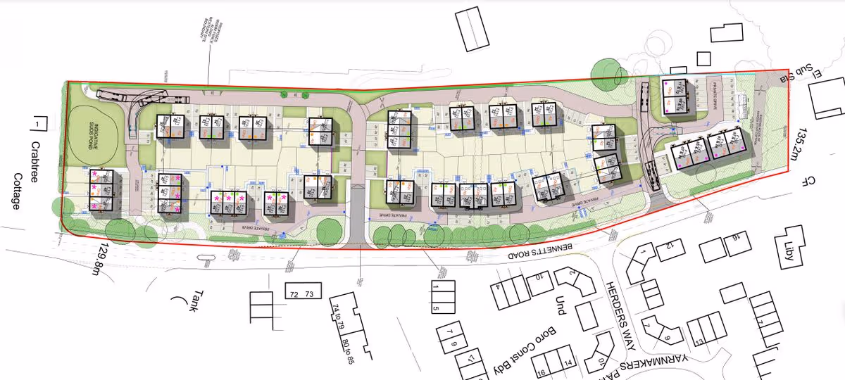 Bennett's Road, Keresley (Coventry): planning-stage site masterplan drawing showing the development layout with numbered plots arranged along the site frontage to Bennett's Road, internal access roads, landscaped corners and the red planning-boundary line set against the existing context of Crabtree Cottage, Yarnmaker's Way and Heroes' Way